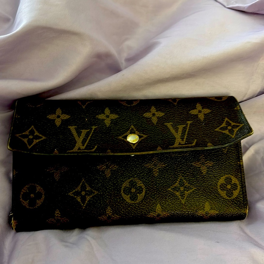 Wallet I hate to sale but have some bills to pay